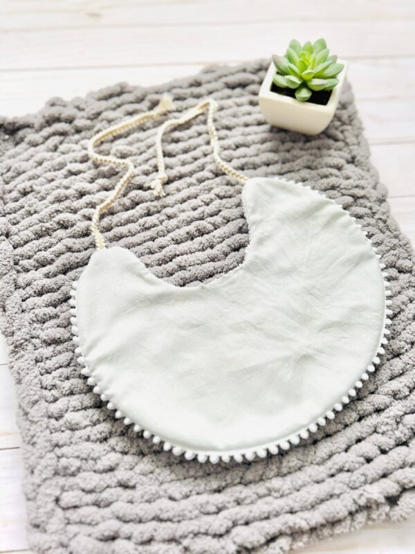Gray/round/tie bib