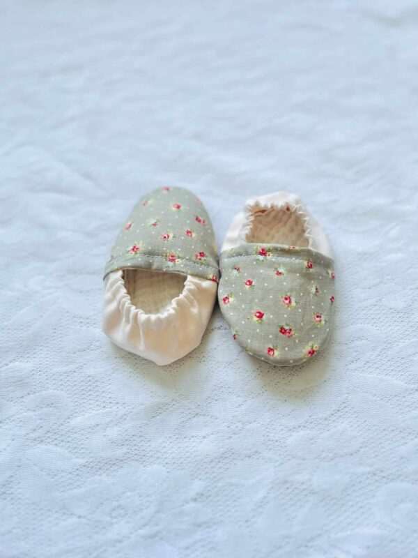 Pink/gray floral shoes - Image 3