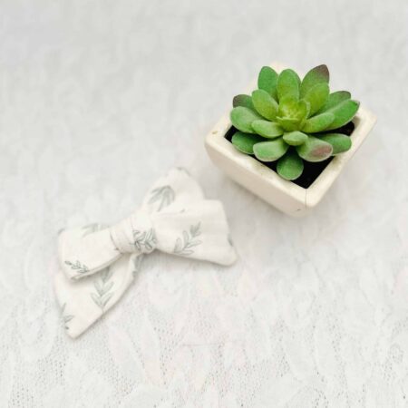 White/ green leaf bow