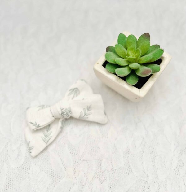 White/ green leaf bow