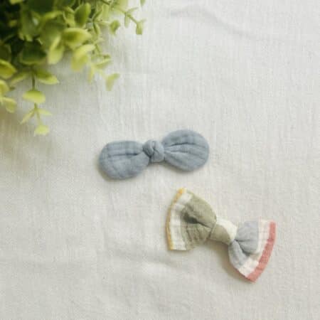 Blue/striped bows